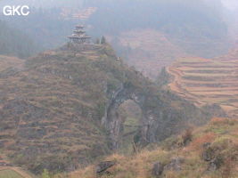 Le site de la pagode de l'arche du dragon au pied de laquelle s'ouvre Longqiaogedong (Grotte de la pagode de l'arche du dragon) 龙桥阁洞 une entrée du réseau de Longnudong 龙女洞. (Shipin, Zheng'an 正安, Zunyi Shi 遵义市, Guizhou 贵州省, Chine 中国)