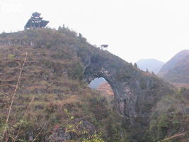 Le site de la pagode de l'arche du dragon au pied de laquelle s'ouvre Longqiaogedong (Grotte de la pagode de l'arche du dragon) 龙桥阁洞 une entrée du réseau de Longnudong 龙女洞. (Shipin, Zheng'an 正安, Zunyi Shi 遵义市, Guizhou 贵州省, Chine 中国)
