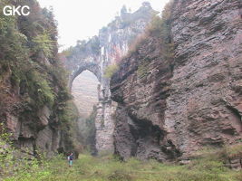 Le pont-naturel et le canyon de Longqiaoge 龙桥阁 reliques de l'ancienne galerie d'entrée de la grotte de Longqiaogedong (Grotte de la pagode de l'arche du dragon) 龙桥阁洞,  réseau de Longnudong 龙女洞. (Shipin, Zheng'an 正安, Zunyi Shi 遵义市, Guizhou 贵州省, Chine 中国)