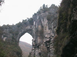 Le pont-naturel et le canyon de Longqiaoge 龙桥阁 reliques de l'ancienne galerie d'entrée de la grotte de Longqiaogedong (Grotte de la pagode de l'arche du dragon) 龙桥阁洞. - réseau de Longnudong 龙女洞 - (Shipin, Zheng'an 正安, Zunyi Shi 遵义市, Guizhou 贵州省, Chine 中国)