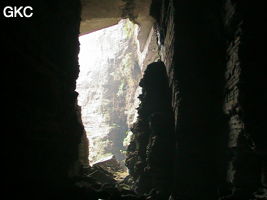 En contre-jour l'entrée de la grotte de Longqiaogedong (Grotte de la pagode de l'arche du dragon) 龙桥阁洞. - réseau de Longnudong 龙女洞 - (Shipin, Zheng'an 正安, Zunyi Shi 遵义市, Guizhou 贵州省, Chine 中国)