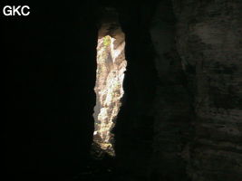 En contre-jour l'entrée de la grotte de Longqiaogedong (Grotte de la pagode de l'arche du dragon) 龙桥阁洞,  réseau de Longnudong 龙女洞. (Shipin, Zheng'an 正安, Zunyi Shi 遵义市, Guizhou 贵州省, Chine 中国)