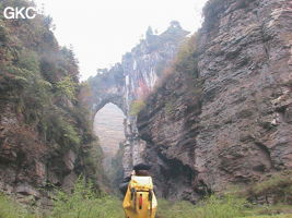 Le pont-naturel et le canyon de Longqiaoge 龙桥阁 reliques de l'ancienne galerie d'entrée de la grotte de Longqiaogedong (Grotte de la pagode de l'arche du dragon) 龙桥阁洞,  réseau de Longnudong 龙女洞. (Shipin, Zheng'an 正安, Zunyi Shi 遵义市, Guizhou 贵州省, Chine 中国)