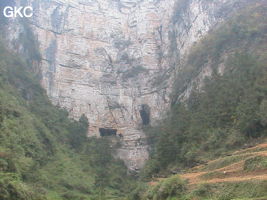 Les entrées en falaise de la grotte de Baiyangou (grotte de la falaise blanche) 白岩沟 (Shipin, Zheng'an, Guizhou)