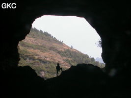 En contre jour le porche d'entrée de la grotte de Pixiaodong 皮硝洞 - réseau de Shuanghedong 双河洞 - (Wenquan, Suiyang 绥阳, Zunyi 遵义市, Guizhou 贵州省, Chine 中国).