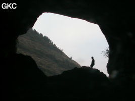 En contre jour le porche d'entrée de la Grotte de Pixiaodong 皮硝洞 - réseau de Shuanghedong 双河洞 - (Wenquan, Suiyang 绥阳, Zunyi 遵义市, Guizhou 贵州省, Chine 中国).