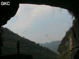 En contre jour le porche d'entrée de la Grotte de Pixiaodong 皮硝洞 - réseau de Shuanghedong 双河洞 - (Wenquan, Suiyang 绥阳, Zunyi 遵义市, Guizhou 贵州省, Chine 中国).