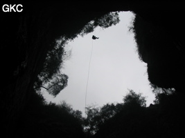 A contre jour le puits d'entrée de 155 mètres du gouffre de Xiaokengyan 消坑岩 .(Banzhu, Zheng'an 正安, Zunyi, Guizhou)