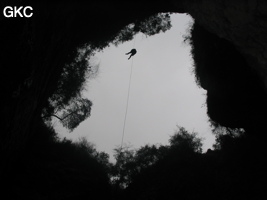 A contre jour le puits d'entrée de 155 mètres du gouffre de Xiaokengyan 消坑岩 .(Banzhu, Zheng'an 正安, Zunyi, Guizhou)