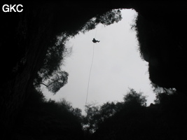 A contre jour le puits d'entrée de 155 mètres du gouffre de Xiaokengyan 消坑岩 .(Banzhu, Zheng'an 正安, Zunyi, Guizhou)