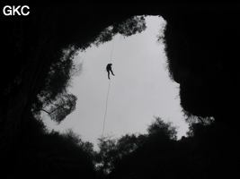 A contre jour le puits d'entrée de 155 mètres du gouffre de Xiaokengyan 消坑岩 .(Banzhu, Zheng'an 正安, Zunyi, Guizhou)