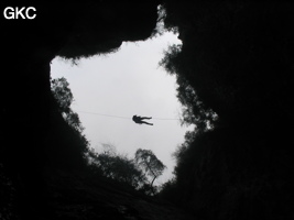 A contre jour le puits d'entrée de 155 mètres du gouffre de Xiaokengyan 消坑岩 .(Banzhu, Zheng'an 正安, Zunyi, Guizhou)