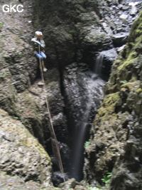 Dans le puits d'entrée de 155 mètres du gouffre de Xiaokengyan 消坑岩 un ruisselet cascade .(Banzhu, Zheng'an 正安, Zunyi, Guizhou)