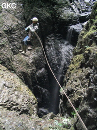 Dans le puits d'entrée de 155 mètres du gouffre de Xiaokengyan 消坑岩 un ruisselet cascade .(Banzhu, Zheng'an 正安, Zunyi, Guizhou)