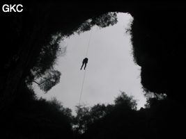 A contre jour le puits d'entrée de 155 mètres du gouffre de Xiaokengyan 消坑岩 .(Banzhu, Zheng'an 正安, Zunyi, Guizhou)