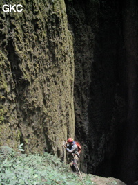 Le puits d'entrée de 155 mètres du gouffre de Xiaokengyan 消坑岩 .(Banzhu, Zheng'an 正安, Zunyi, Guizhou)