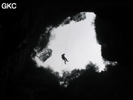 A contre jour le puits d'entrée de 155 mètres du gouffre de Xiaokengyan 消坑岩 .(Banzhu, Zheng'an 正安, Zunyi, Guizhou)