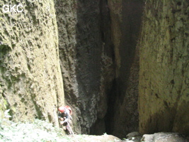 Le puits d'entrée de 155 mètres du gouffre de Xiaokengyan 消坑岩 .(Banzhu, Zheng'an 正安, Zunyi, Guizhou)