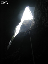 Le puits d'entrée de 155 mètres du gouffre de Xiaokengyan 消坑岩 .(Banzhu, Zheng'an 正安, Zunyi, Guizhou)