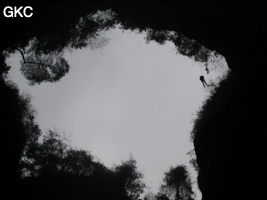 A contre jour le puits d'entrée de 155 mètres du gouffre de Xiaokengyan 消坑岩 .(Banzhu, Zheng'an 正安, Zunyi, Guizhou)