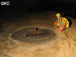 Stalagmite teintée de rouge par les oxydes de fer, Grotte de Lingshandong 灵山洞 - réseau de Mawangdong 麻王洞 - (Fuyan, Zheng'an 正安, Zunyi Shi 遵义市, Guizhou 贵州省, Chine 中国)