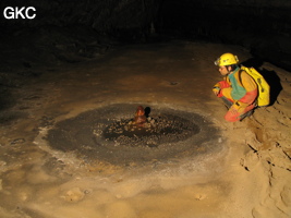 Stalagmite teintée de rouge par les oxydes de fer, Grotte de Lingshandong 灵山洞 - réseau de Mawangdong 麻王洞 - (Fuyan, Zheng'an 正安, Zunyi Shi 遵义市, Guizhou 贵州省, Chine 中国)