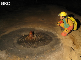 Stalagmite teintée de rouge par les oxydes de fer, Grotte de Lingshandong 灵山洞 - réseau de Mawangdong 麻王洞 - (Fuyan, Zheng'an 正安, Zunyi Shi 遵义市, Guizhou 贵州省, Chine 中国)