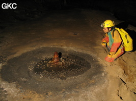 Stalagmite teintée de rouge par les oxydes de fer, Grotte de Lingshandong 灵山洞 - réseau de Mawangdong 麻王洞 - (Fuyan, Zheng'an 正安, Zunyi Shi 遵义市, Guizhou 贵州省, Chine 中国)