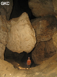 Bloc coincé dans Le Grand Méandre, Grotte de Lingshandong 灵山洞 - réseau de Mawangdong 麻王洞 - (Fuyan, Zheng'an 正安, Zunyi Shi 遵义市, Guizhou 贵州省, Chine 中国)