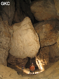 Bloc coincé dans Le Grand Méandre, Grotte de Lingshandong 灵山洞 - réseau de Mawangdong 麻王洞 - (Fuyan, Zheng'an 正安, Zunyi Shi 遵义市, Guizhou 贵州省, Chine 中国)