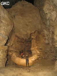 Bloc coincé dans Le Grand Méandre, Grotte de Lingshandong 灵山洞 - réseau de Mawangdong 麻王洞 - (Fuyan, Zheng'an 正安, Zunyi Shi 遵义市, Guizhou 贵州省, Chine 中国)