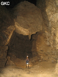 Bloc coincé dans Le Grand Méandre, Grotte de Lingshandong 灵山洞 - réseau de Mawangdong 麻王洞 - (Fuyan, Zheng'an 正安, Zunyi Shi 遵义市, Guizhou 贵州省, Chine 中国)