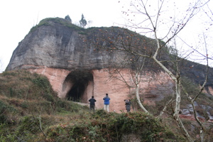C'est dans cette falaise de grès? à la sortie de la ville de Songtao que s'ouvre la grotte de Yunluotun dong 云落屯洞. (district autonome Miao de Songtao, Tongren, Guizhou).
