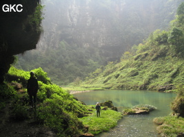 Le premier lac dans l'entrée amont (résurgence) de Longtanzishuidong 龙潭子水洞 dans le fond de la doline de Longtanzi 龙潭子. Dans le réseau de Shuanghedongqun (Wenquan, Suiyang, Zunyi, Guizhou)