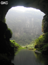En contre-jour le premier lac dans l'entrée amont (résurgence) de Longtanzishuidong 龙潭子水洞 dans le fond de la doline de Longtanzi 龙潭子. Dans le réseau de Shuanghedongqun (Wenquan, Suiyang, Zunyi, Guizhou)