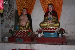 Statues bouddhiques sur autel dans le temple du parc touristique de la grotte de Yunluotun dong 云落屯洞. (district autonome Miao de Songtao, Tongren, Guizhou).