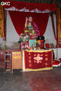 Statues bouddhiques sur autel dans le temple du parc touristique de la grotte de Yunluotun dong 云落屯洞. (district autonome Miao de Songtao, Tongren, Guizhou).