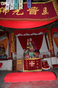Statues bouddhiques sur autel dans le temple du parc touristique de la grotte de Yunluotun dong 云落屯洞. (district autonome Miao de Songtao, Tongren, Guizhou).