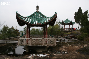 Pagode dans le parc touristique de la grotte de Yunluotun dong 云落屯洞. (district autonome Miao de Songtao, Tongren, Guizhou).