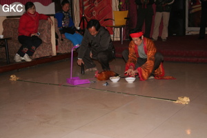 Les autorités de Songtao ont organisé un spectacle en notre honneur. Incantations et offrandes du Chaman Miao et de son assistant (le poulet passe un sale quart d'heure) ! (district autonome Miao de Songtao 松桃苗族自治县, Tongren, Guizhou)