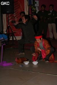 Les autorités de Songtao ont organisé un spectacle en notre honneur. Incantations et offrandes du Chaman Miao et de son assistant (le poulet passe un sale quart d'heure !).  (district autonome Miao de Songtao 松桃苗族自治县, Tongren, Guizhou)