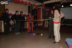 Les autorités de Songtao ont organisé un spectacle en notre honneur. Jean Bottazzi et Christine Magot se prêtent à l'expérience des bambous rendus vivants par les incantations et offrandes du Chaman Miao et de son assistant ! (district autonome Miao de Songtao 松桃苗族自治县, Tongren, Guizhou)