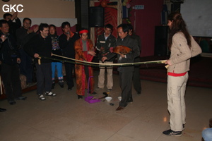 Les autorités de Songtao ont organisé un spectacle en notre honneur. Jean Bottazzi et Christine Magot se prêtent à l'expérience des bambous rendus vivants par les incantations et offrandes du Chaman Miao et de son assistant ! (district autonome Miao de Songtao 松桃苗族自治县, Tongren, Guizhou)