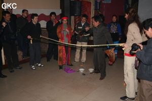 Les autorités de Songtao ont organisé un spectacle en notre honneur. Jean Bottazzi et Christine Magot se prêtent à l'expérience des bambous rendus vivants par les incantations et offrandes du Chaman Miao et de son assistant ! (district autonome Miao de Songtao 松桃苗族自治县, Tongren, Guizhou)