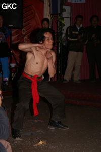 Les autorités de Songtao ont organisé un spectacle en notre honneur. Le Chaman Miao se transperce la peau du cou pour y fixer une dague. (district autonome Miao de Songtao 松桃苗族自治县, Tongren, Guizhou)