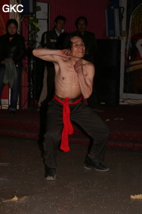 Les autorités de Songtao ont organisé un spectacle en notre honneur. Le Chaman Miao se transperce la peau du cou pour y fixer une dague. (district autonome Miao de Songtao 松桃苗族自治县, Tongren, Guizhou)