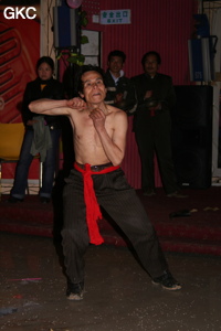 Les autorités de Songtao ont organisé un spectacle en notre honneur. Le Chaman Miao se transperce la peau du cou pour y fixer une dague. (district autonome Miao de Songtao 松桃苗族自治县, Tongren, Guizhou)