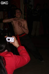 Les autorités de Songtao ont organisé un spectacle en notre honneur. Le Chaman Miao se transperce la peau du cou pour y fixer une dague. (district autonome Miao de Songtao 松桃苗族自治县, Tongren, Guizhou)