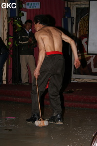 Les autorités de Songtao ont organisé un spectacle en notre honneur. Le Chaman Miao vient de se transpercer la peau du cou pour y fixer une dague. Avec une cordelette Il relie la dague à un poids qu'il va faire danser au rythme de ses incantations... (district autonome Miao de Songtao 松桃苗族自治县, Tongren, Guizhou)