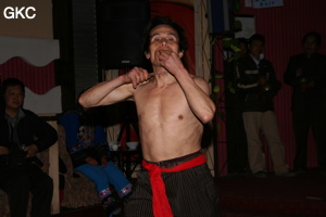 Les autorités de Songtao ont organisé un spectacle en notre honneur. Le Chaman Miao retire la dague qui lui transperce la peau du cou. (district autonome Miao de Songtao 松桃苗族自治县, Tongren, Guizhou)